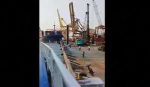 Collision spectaculaire dans un port indonésien