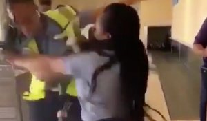 Deux hôtesses se battent violemment  dans un aéroport