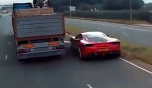 Une Ferrari utilise une technique insolite pour semer une voiture de police