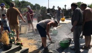 Dans le Sud-Mayenne, des familles se réunissent pour embellir le cimetière où reposent leurs ancêtres