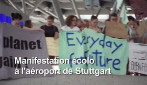 Les "Fridays for future" manifestent à l'aéroport de Stuttgart