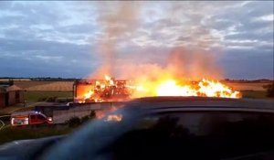 Violent incendie dans un entrepôt de paille d'une ferme