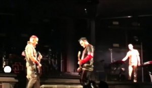 Russie : deux guitaristes du groupe Rammstein s'embrassent sur scène en soutien aux personnes LGBT