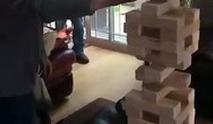 Ce qu'il va faire au Jenga est dingue