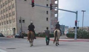 Une photo de deux policiers à cheval menant un Afro-Américain par une corde provoque un tollé aux États-Unis
