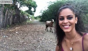 Une fille fait un selfie avec une chèvre