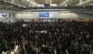 Hong Kong: Les vols de lundi annulés en raison d'un sit-in géant des manifestants pro-démocratie dans l'aéroport - VIDEO
