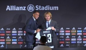 Juventus - Danilo présenté à la presse !