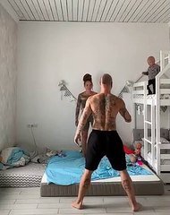 Ce Bebe Saute De Son Lit En Hauteur Sans Que Ses Parents Le Voient Sur Orange Videos