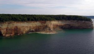 Ces canoé kayaks échappent à l'effondrement d'une falaise !