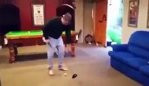 Il joue au golf dans la maison, rate la porte ouverte et détruit une fenêtre !