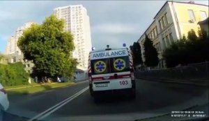 Un patient qui ne voulait pas aller à l'hôpital s'échappe d'une ambulance !