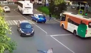 Il traverse la route sans regarder et s'envole au-dessus d'une voiture !