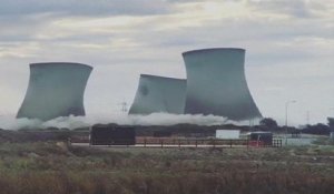 Angleterre : démolition simultanée de trois tours aéroréfrigérantes d'une centrale électrique