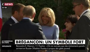 Brigitte Macron n'a plus son écharpe pour recevoir Vladimir Poutine