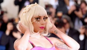 Lady Gaga Tombe De Scene Avec Un Fan En Plein Concert A Las Vegas