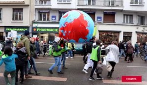 Marche pour le climat à Grenoble: la Société Générale visée et plus d'un millier de personnes dans les rues
