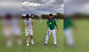 Djokovic jongle avec sa raquette et une balle de tennis !