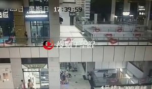 Chine : le toit d'un centre commercial cède sous la pression de la pluie