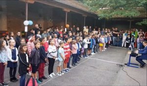 L'école primaire de la Loge-Blanche reprend en cœur "Douce France" de Charles Trenet, à l'occasion de la rentrée scolaire