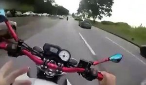 Un motard roule comme un dingue dans le trafic mais ça se finit mal