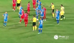 Un footballeur serbe profite de la blessure d'un adversaire pour aller marquer un but : pas très fair-play !