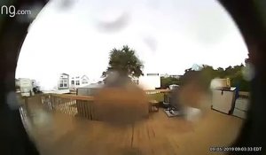 Sa maison emportée par l'ouragan Dorian filmé par la caméra de sa sonnette