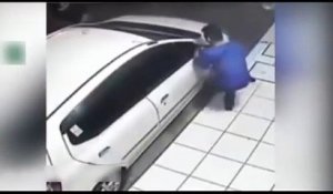 Ce voleur s'acharne sur un rétroviseur de voiture...