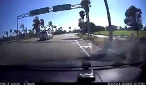 Un motard veut casser un rétroviseur (Instant Karma)