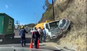 Après avoir percuté une voiture avec son camion, il tente de prendre la fuite par la montagne