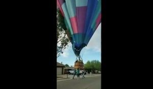 Cette montgolfière termine dans un arbre !