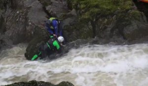 Un Kayakiste se retrouve piégé dans une rivière en crue