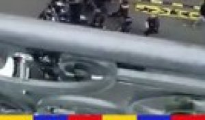 Un Crs Sen Prend Violemment à Un Gilet Jaune En Fauteuil