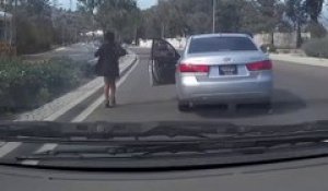 Une femme abandonne sa voiture au milieu de la route alors quelle roule encore...