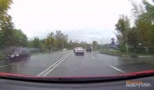 Un automobiliste coince sa voiture sur un passage à niveau... Incompréhensible