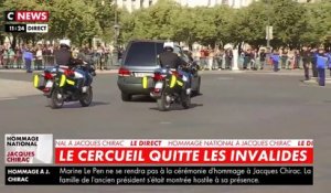 Hommage à Jacques Chirac: Regardez le cercueil de l'ancien président de la République quitter les Invalides sous les applaudissements des Français présents