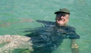 Pour célébrer son 93ème anniversaire, un homme se rend pour la première fois à la plage
