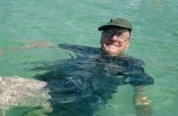 Pour célébrer son 93ème anniversaire, un homme se rend pour la première fois à la plage
