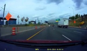Un conducteur se retrouve avec une bâche sur le pare-brise en pleine autoroute... terrifiant