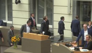 Incident au parlement flamand : l’opposition quitte l’hémicycle pour protester contre la décision de Jan Jambon