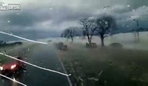 Il filme les dégâts après le passage d'un orage de grêle en Argentine