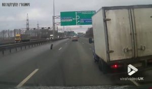 Un camion perd un pneu en pleine autoroute... Grosse panique