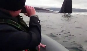 2 pêcheurs russes croisent un sous-marin de l'armée pendant leur sortie en mer