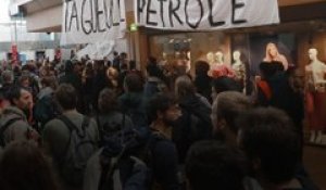 Climat: Des militants écologistes occupent le centre commercial Italie 2 à Paris