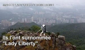 Une statue appelant à libérer Hong Kong au sommet d'une montagne