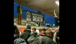 Des militants d'Extinction Rebellion arrêtés dans le métro londonien