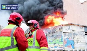 Le  feu a ravagé 300 m2 au marché aux puces de Marseille