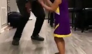 Quand une jeune fille fait un pas de danse très limite, devant son père...