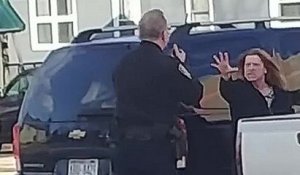 Une femme utilise le côté obscur de la Force pour repousser un policier