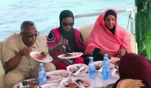 A l'écart des bombes, un havre de paix: le restaurant flottant de Mogadiscio
